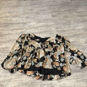 Women’s large entro top
V-neck